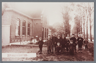 WAT002003011 Op deze ansicht uit circa 1923 zien we de school van Etersheim met daaraan vastgebouwd een historisch ...