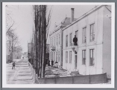 WAT002003025 Het pand geheel rechts werd gesloopt en vervangen door het nu (1988) nog bestaande pand, waarvan de eerste ...