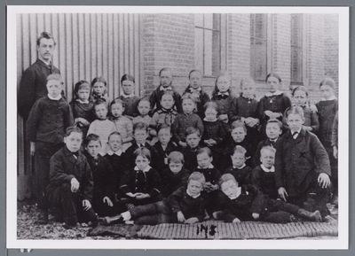 WAT002003026 Deze schoolfoto werd ca.1883 gemaakt. Geheel links: meester C.Joh. Kieviet, hij kwam in 1883 naar ...