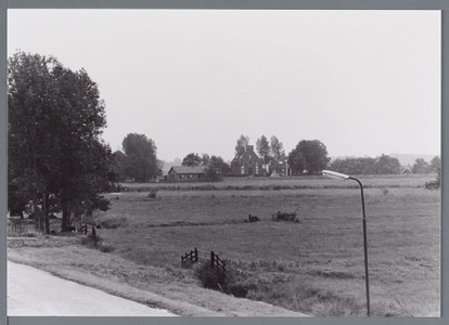 WAT002003070 Midden achter de Kerk van Etersheim.De eerste kerk van Etersheim is samen met het oude dorp verzwolgen in ...