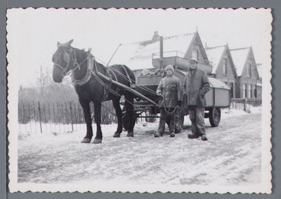 WAT002003164 Gemeentereiniger Jan Vink en naast hem Jan Koomen.