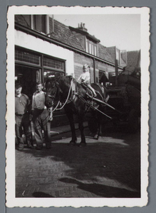 WAT002003165 Gemeentereiniging met paard en wagen.Op deze foto mocht een kind nog een stukje meerijden op de paard.