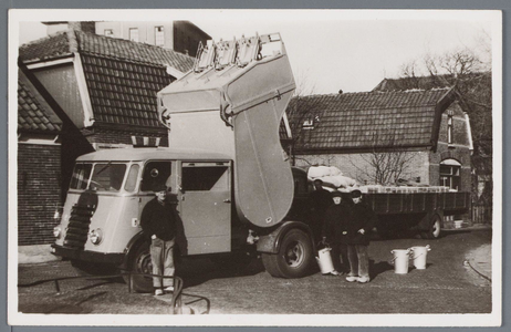 WAT002003169 Oude vuilniswagen met vuilnismannen (van de gemeentereiniging) te te Oostknollendam bij het pleintje.