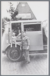 WAT002003170 Vuilniswagen met vuilnisman Jan Vink en twee kinderen te Wormer. Poserend voor zijn huis aan de ...
