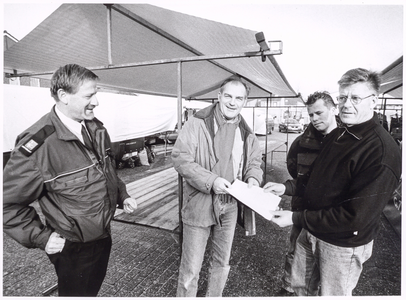 NNC-2000-01-0031 Marktkooplieden in Landsmeer zijn woedend. Volgens henheeft de gemeente zonder enig overleg het ...