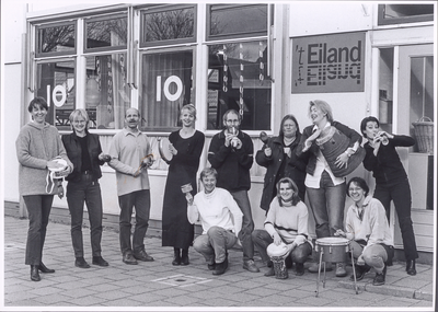 NNC-2000-02-0002 Twee weken lang staat de Openbare Basisschool 't Eiland aan het Drontermeer in De Purmer-Zuid in het ...