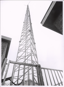 NNC-2000-02-0003 Bijna zestig meter hoog is het stalen gevaarte dat sinds vorige week op het terrein van gemeentewerken ...