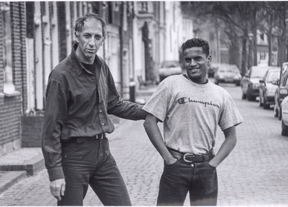NNC-2000-02-0018 Martien Weber, hier met zijn zoon Raju Meber op de Nieuwehaven in Edam. Zij geven Indiër ...