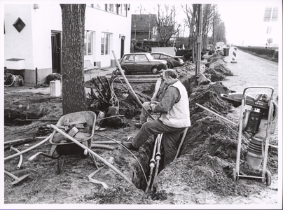 NNC-2000-02-0025 Kabeltrekkers aan het werk in Watergang. Inwoners van het dorpje worden er gek van: er komt geen eind ...