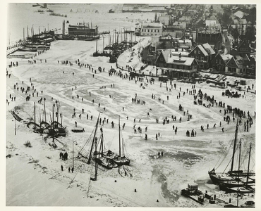 NNC-63-1139-02 Dichtgevroren Volendammer haven met schaatsende mensen