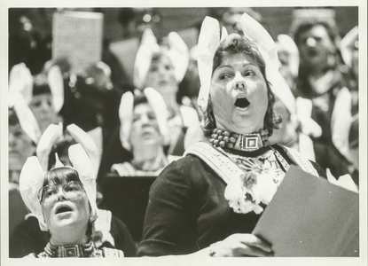 NNC-80-252-01 Kerstconcert van het Volendams Opera Koor in het Taborcentrum, Purmerend. Vooraan de sopraan Tiny Sier