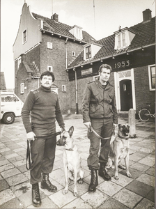 NNC-82-130-01 Politiehonden Robby en Marco van het Rijkspolitiecorps Edam-Volendam met hun begeleiders Eric Binkhuysen ...