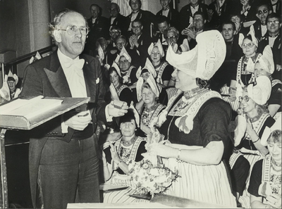 NNC-83-09-01 Hans Broekman, begeleider van het Volendams Opera Koor, ontvangt gouden manchetknopen ter gelegenheid van ...