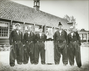 NNC-83-121-01 De VD '80 fractie tijdens de havenfeesten. V.l.n.r. Wim Keizer(Baaien Willem), Jaap Molenaar, Kees ...