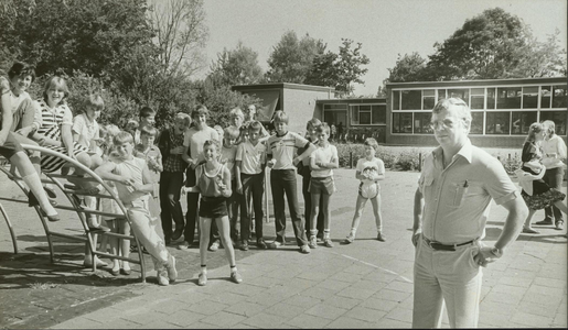 NNC-83-141-01 De St. Vincentiusschool bestaat 25 jaar. Schooldirecteur Jan van Vlaanderen (Fladder) staat vooraan.