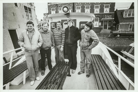 NNC-83-143-01 De Marken Express vaart 50 jaar op de Gouwzee. V.l.n.r. Bruin Veerman, schipper Klaas Veerman, Siem Tuyp, ...