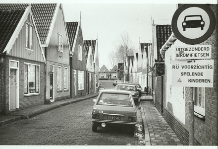 NNC-83-180-01 De Overste Lutenstraat waar twee maanden een proef tegen de verkeersoverlast wordt gehouden.