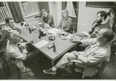 NNC-83-23-01 De leden van de anti-alcohol werkgroep Alcohol Vrije Activiteiten. Vanaf links rond de tafel: Jac Bakker, ...