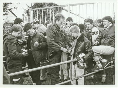 NNC-84-105-01 Scherpe controle bij Ajax supporters voor de wedstrijd.