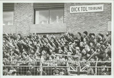 NNC-84-107-01 F-side supporters op de Dick Tol tribune.