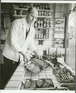 NNC-84-193-01 Piet Schilder (Vik) in zijn vishandel in de Kinkerstraat, Amsterdam. Als gevolg van de 'garnalenaffaire' ...