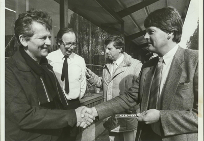 NNC-84-53-01 NZH-districtschef H. van Haren (rechts) overhandigt VVV-voorzitter Kees Schilder (Bok) de sleutel van het ...