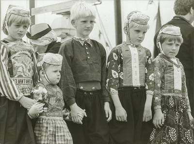 NNC-84-67-01 Bij de opening van de Havenfeesten was er een kledendrachtshow. Deze groep kinderen komt uit Marken.
