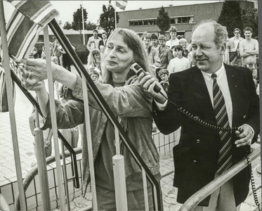 NNC-84-69-01 De vijftig meter lange waterglijbaan wordt in gebruik genomen. Nelly Veerman-Tol, wethouder sportzaken en ...