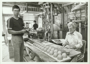 NNC-84-73-01 Het aardewerkbedrijf 'Volendammer Ambacht en Kunstnijverheid' met Kees Schilder (links) en Piet Tol.