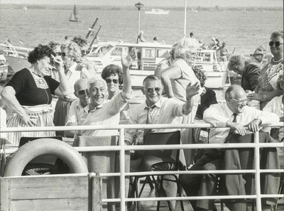 NNC-84-77-01 Het Comité Bejaardentocht organiseerde een bootreis voor 225 bejaarden. Rechts aan de reling zit ...