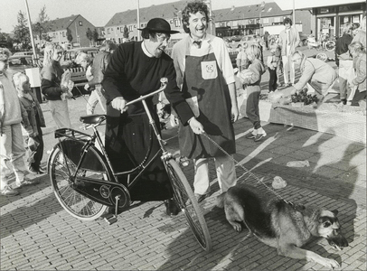 NNC-84-79-01 Ter gelegenheid van Dierendag nodigde slagerij Runderkamp alle honden en poezen uit voor een feestmaal. ...