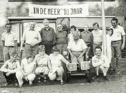 NNC-84-80-01 Een deel van de bewonersgroep uit heteerste gezinsvervangend tehuis in Volendam.Staand van links naar ...