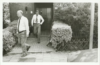 NNC-84-81-01 Rechercheurs van de FIOD verlaten de woning van een verdachte in de Weber-Bancorp-affaire, waarbij vele ...