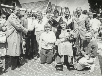 NNC-84-84-01 De markt bestaat 25 jaar. Wethouder Hen de Boer feliciteert de marktkooplieden van het eerste uur. Van ...