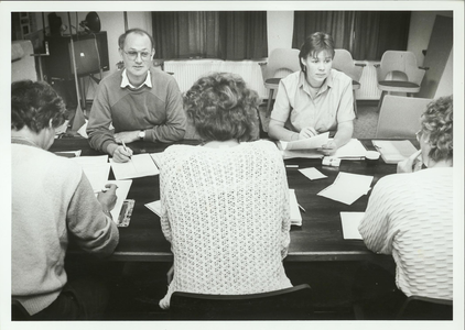 NNC-84-85-01 Vanuit het buurt- en clubhuiswerk is er een cursus 'Beter leren lezen en schrijven' begonnen. Thom de ...