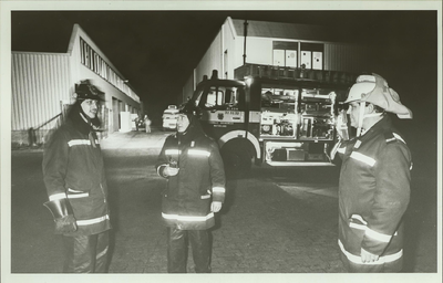 NNC-84-95-01 Elf brandweerkorpsen uit Waterland deden mee aan een oefening op de industrieterrein aan de Julianaweg.