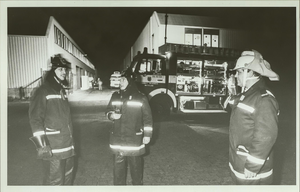 NNC-84-95-01 Elf brandweerkorpsen uit Waterland deden mee aan een oefening op de industrieterrein aan de Julianaweg.