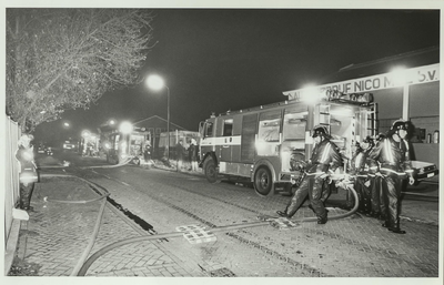 NNC-84-95-02 Elf brandweerkorpsen uit Waterland deden mee aan een oefening op de industrieterrein aan de Julianaweg.