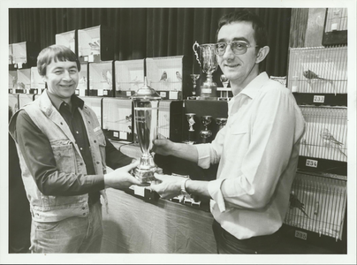 NNC-84-99-01 Jan Tol (rechts) krijgt de kampioensbeker aangereikt door de voorzitter van de Edams/Volendams ...
