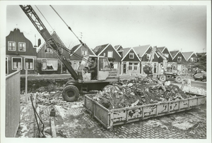 NNC-85-110-01 De brandweerkazerne is gesloopt en de grond wordt geëgaliseerd.