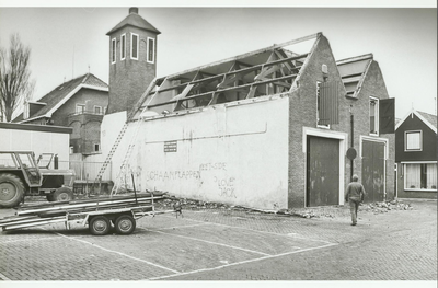NNC-85-110-02 De oude kazerne van de Volendamse brandweer wordt gesloopt.