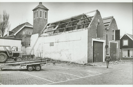 NNC-85-110-02 De oude kazerne van de Volendamse brandweer wordt gesloopt.