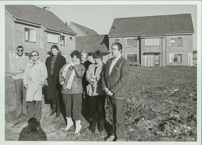 NNC-85-198-01 Gezinsvervangend tehuis 'De Driemaster' is officieel geopend. Vooraan de drie eerste bewoners, Cor ...