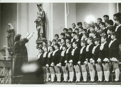 NNC-85-199-01 Het Bulgaars Knapen- en Mannenkoor geven een concert in de St. Vincentiuskerk.
