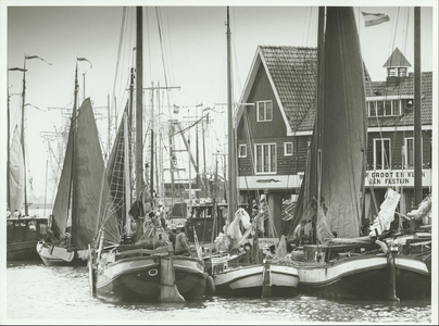 NNC-85-221-01 De haven tijdens de Havenfeesten.