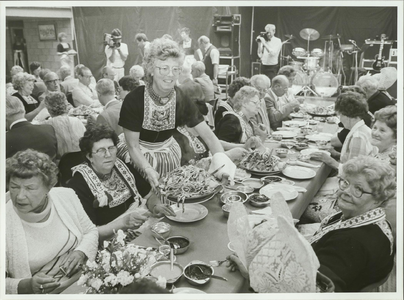 NNC-85-225-01 Schoonmaakbedrijf Succes organiseerde een maaltijd voor 62-plussers. 'Zootje met butter en eek' (aal en ...