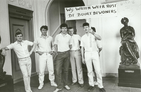 NNC-85-226-01 Een delegatie van bewoners van de Plutostraat vraagt wethouder Jaap Bond om een oplossing voor het ...