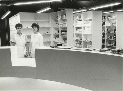 NNC-85-251-02 De apotheek in winkelcentrum De Stient.