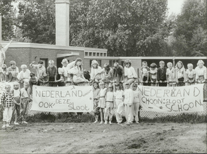 NNC-85-254-02 Leerlingen van de St. Tarcisiusschool doen mee aan de landelijke actie 'Nederland Schoon'. Ze maakten ...