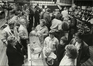 NNC-85-262-01 De opening van de vogeltentoonstelling van vogelvereniging 'De Spotvogel'. Ter gelegenheid van het ...